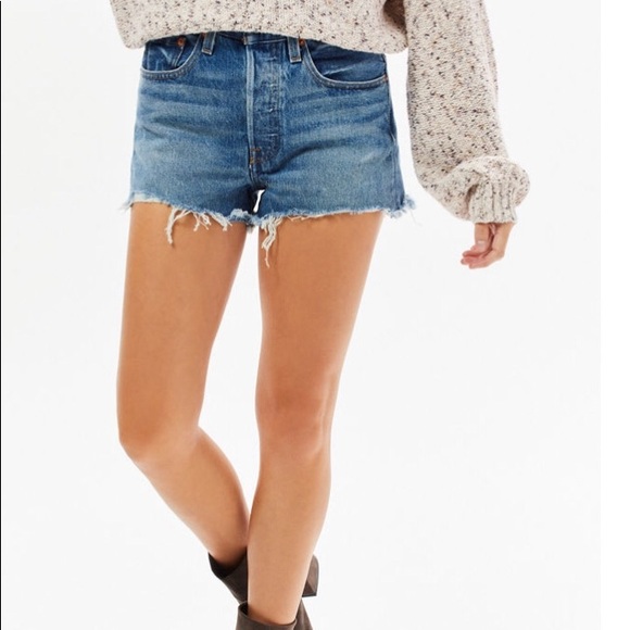 levis 501 caught in the middle